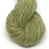 Varde 2142 stövet lys lime Hillesvåg Ullvarefabrikk Varde aito norjalainen villalanka väri 2142 stövet lys lime. Aran -vahvuinen lanka. 100 gramman vyyhdissä on 200 metriä lankaa.