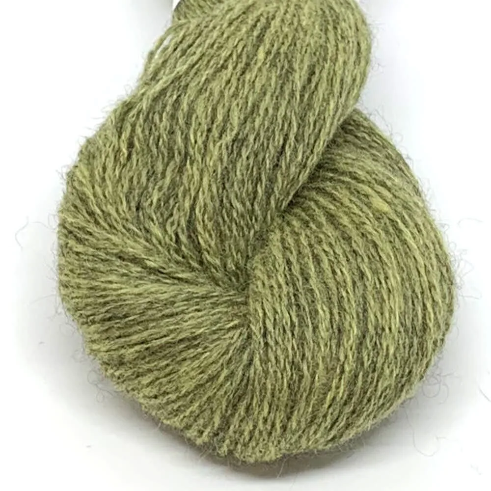 Varde 2142 stövet lys lime Hillesvåg Ullvarefabrikk Varde aito norjalainen villalanka väri 2142 stövet lys lime. Aran -vahvuinen lanka. 100 gramman vyyhdissä on 200 metriä lankaa.