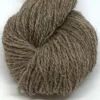2101 beige Hillesvåg Ullvarefabrikk Varde aito norjalainen villalanka väri 2101 beige. Aran -vahvuinen lanka. 100 gramman vyyhdissä on 200 metriä lankaa.