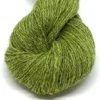 2107 lime Hillesvåg Ullvarefabrikk Varde aito norjalainen villalanka väri 2107 lime. Aran -vahvuinen lanka. 100 gramman vyyhdissä on 200 metriä lankaa.