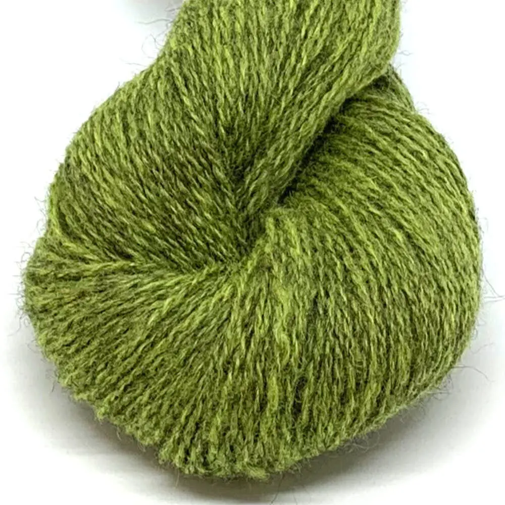 2107 lime Hillesvåg Ullvarefabrikk Varde aito norjalainen villalanka väri 2107 lime. Aran -vahvuinen lanka. 100 gramman vyyhdissä on 200 metriä lankaa.