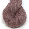 2110 rosa Hillesvåg Ullvarefabrikk Varde aito norjalainen villalanka väri 2110 rosa. Aran -vahvuinen lanka. 100 gramman vyyhdissä on 200 metriä lankaa.