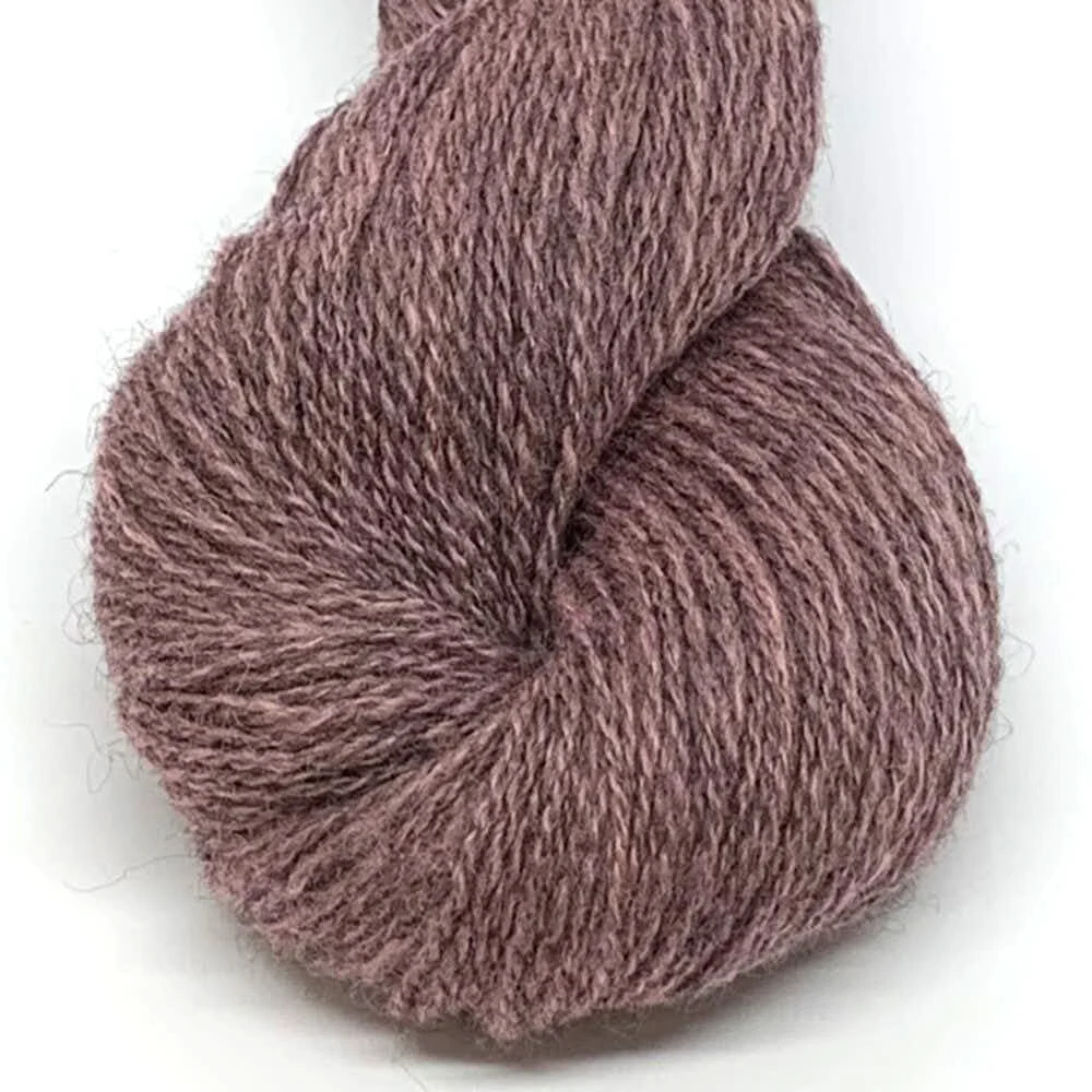 2110 rosa Hillesvåg Ullvarefabrikk Varde aito norjalainen villalanka väri 2110 rosa. Aran -vahvuinen lanka. 100 gramman vyyhdissä on 200 metriä lankaa.
