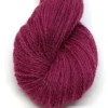 2114 mörk rosa Hillesvåg Ullvarefabrikk Varde aito norjalainen villalanka väri 2114 mörk rosa. Aran -vahvuinen lanka. 100 gramman vyyhdissä on 200 metriä lankaa.