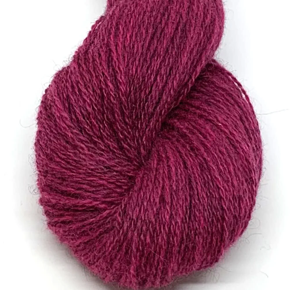 2114 mörk rosa Hillesvåg Ullvarefabrikk Varde aito norjalainen villalanka väri 2114 mörk rosa. Aran -vahvuinen lanka. 100 gramman vyyhdissä on 200 metriä lankaa.