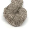 2136 lys rödlig beige Hillesvåg Ullvarefabrikk Varde aito norjalainen villalanka väri 2136 lys rödlig beige. Aran -vahvuinen lanka. 100 gramman vyyhdissä on 200 metriä lankaa.