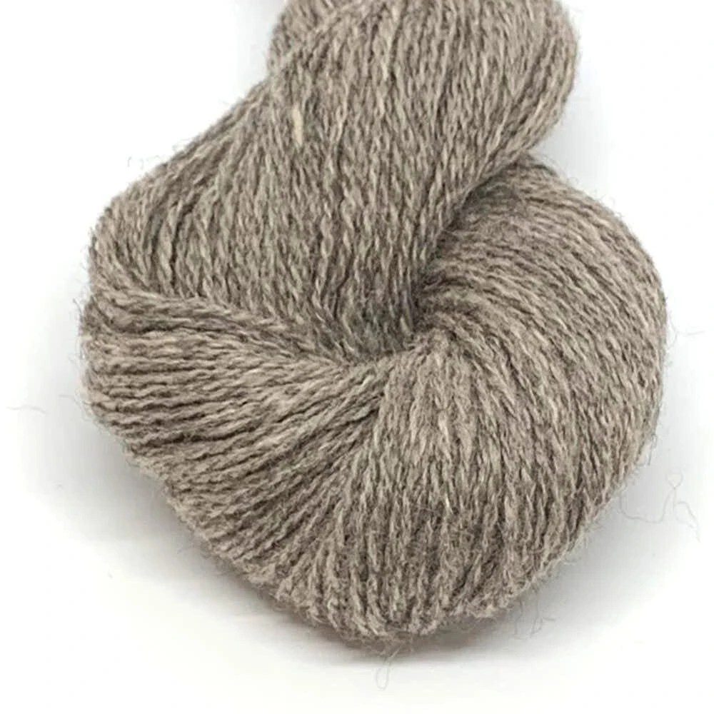 2136 lys rödlig beige Hillesvåg Ullvarefabrikk Varde aito norjalainen villalanka väri 2136 lys rödlig beige. Aran -vahvuinen lanka. 100 gramman vyyhdissä on 200 metriä lankaa.