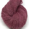 2137 stövet rosa Hillesvåg Ullvarefabrikk Varde aito norjalainen villalanka väri 2137 stövet rosa. Aran -vahvuinen lanka. 100 gramman vyyhdissä on 200 metriä lankaa.
