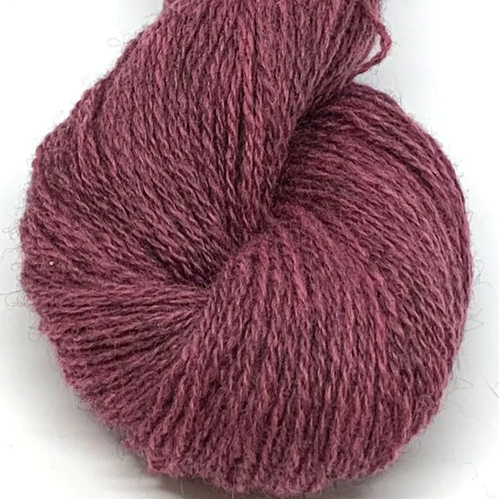 2137 stövet rosa Hillesvåg Ullvarefabrikk Varde aito norjalainen villalanka väri 2137 stövet rosa. Aran -vahvuinen lanka. 100 gramman vyyhdissä on 200 metriä lankaa.