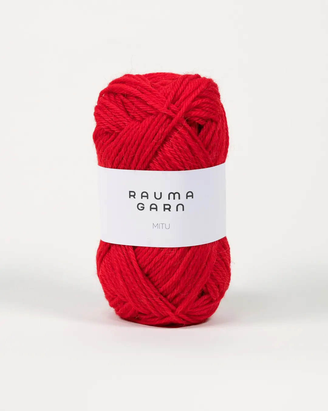 rauma-garn-mitu-4932-röd Puolet alpakkaa ja villaa sisältävä kampalanka Rauma Garnilta. Soveltuu herkempi-ihoisellekin. Neuletiheys 20-22 silmukkaa per 10 cm. Väri punainen.