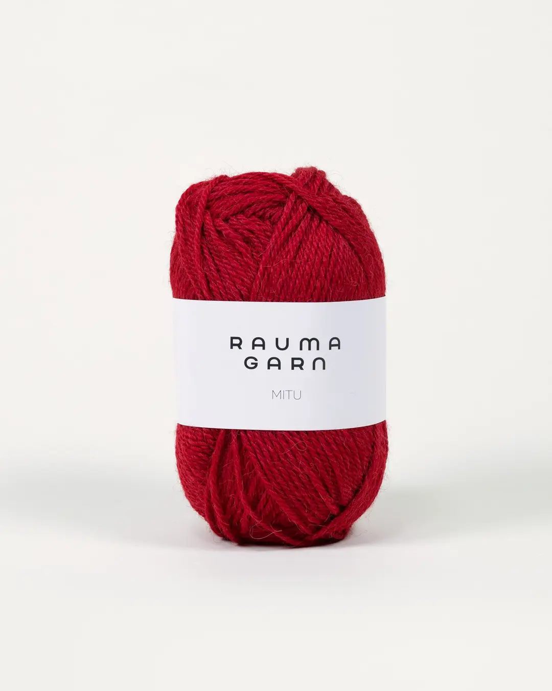 rauma-garn-mitu-6085-dyp-röd Puolet alpakkaa ja villaa sisältävä kampalanka Rauma Garnilta. Soveltuu herkempi-ihoisellekin. Neuletiheys 20-22 silmukkaa per 10 cm. Väri tummanpunainen.