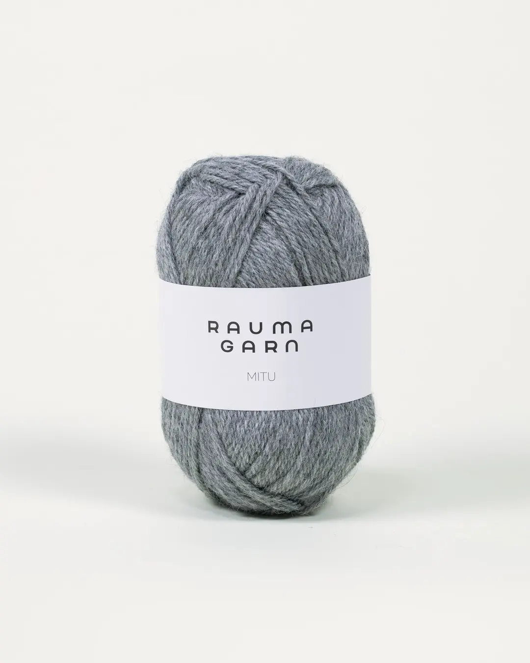 rauma-garn-mitu-SFN41-grå-melert Puolet alpakkaa ja villaa sisältävä kampalanka Rauma Garnilta. Soveltuu herkempi-ihoisellekin. Neuletiheys 20-22 silmukkaa per 10 cm. Väri harmaa meleerattu.