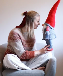Hannemari designin suunnittelema Kaneli jouluneule. Värejä muuttamalla saat siitä ympärivuotisen päällepuettavan. Kirjoneuletta ja palmikkoa samassa neuleessa.